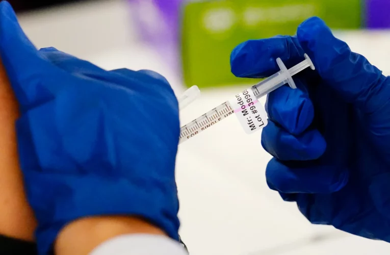 FDA confirma eficacia en bebés vacuna anticovid de Moderna