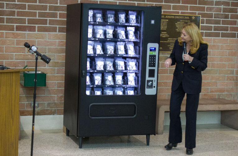Máquina expendedora de naloxona instalada en un hospital de Indiana en medio de una epidemia de drogas ￼