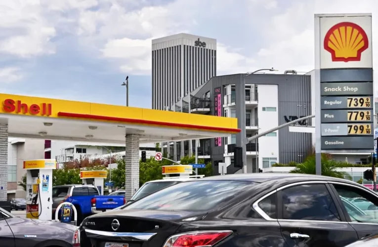 El precio promedio de la gasolina cae 45 centavos en EEUU