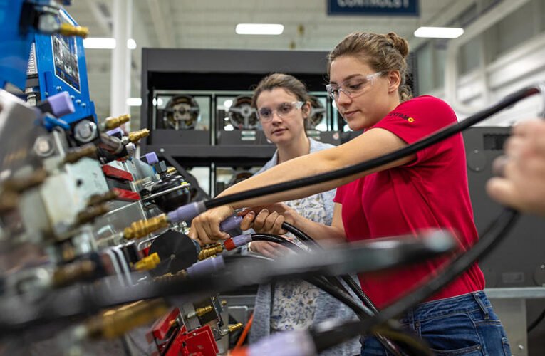 BCTC prepara a estudiantes de secundaria para carreras en Tecnología de la Ingeniería