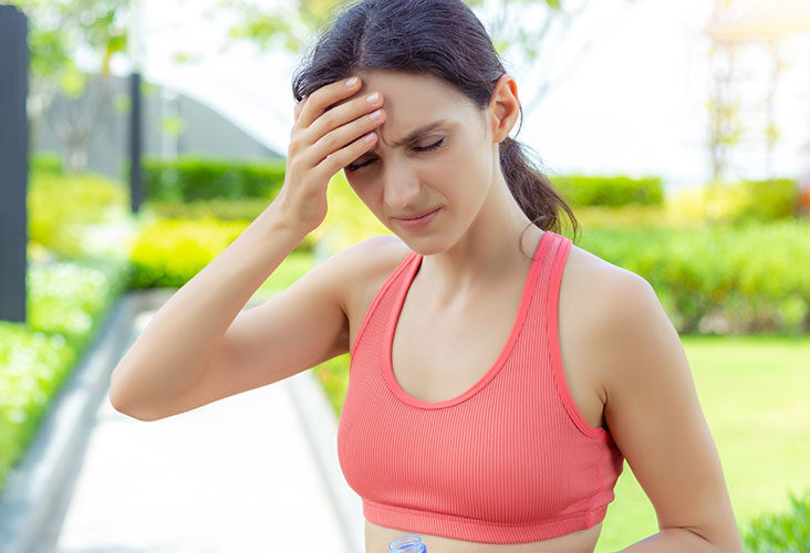 Expertos en salud explican por qué las migrañas pueden empeorar en verano