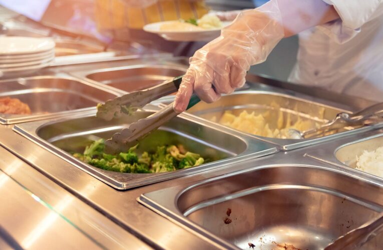 JCPS ofrece desayunos y almuerzos para cualquier persona menor de 18 años en 8 escuelas locales