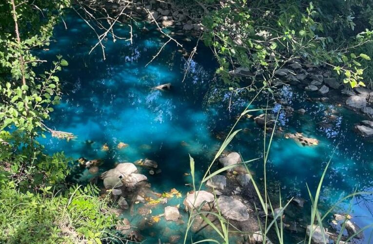 ¿Qué hay en el agua? Los investigadores dicen que el derrame químico volvió azul brillante el arroyo Indiana