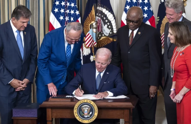 Biden firma la Ley de Reducción de la Inflación