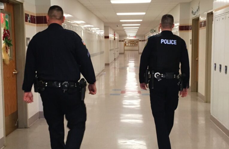 JCPS trabaja para contratar suficientes oficiales armados para cumplir con la ley estatal