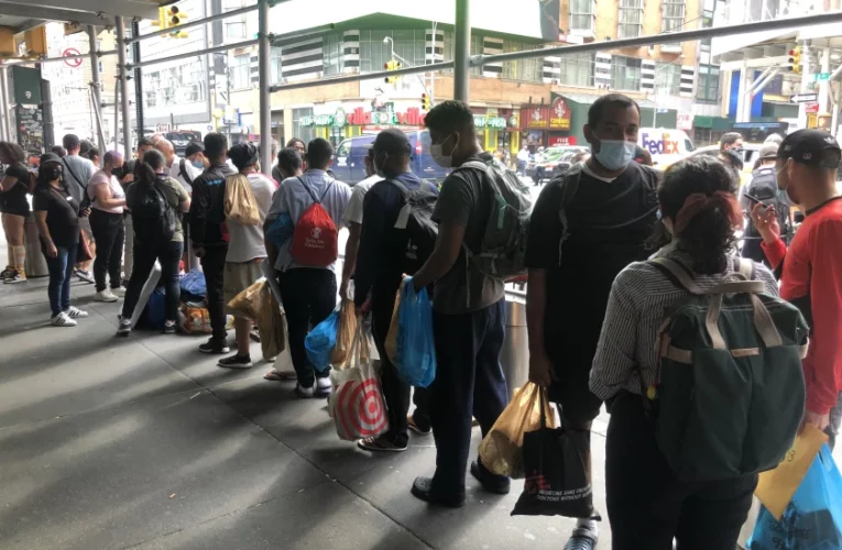Grupos no dan abasto ante llegada de inmigrantes a Nueva York