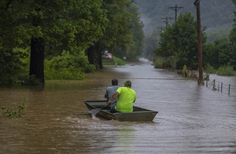 La comunidad del este de Kentucky se divierte en medio de la tragedia de las inundaciones
