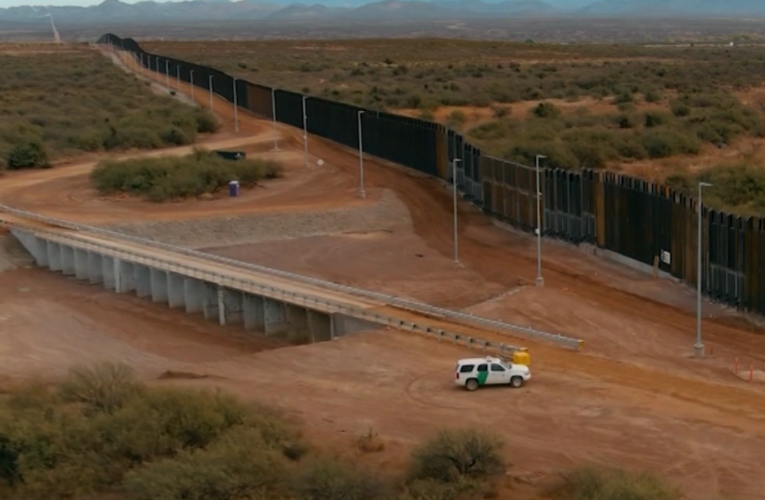 Arizona empieza a cerrar huecos en muro fronterizo