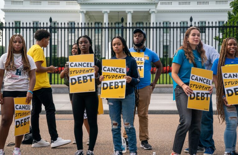 Llegar a fin de mes: alivio de la deuda de préstamos estudiantiles