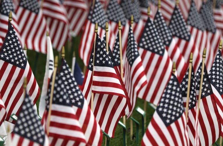 El grupo de personas mayores de Louisville Metro recuerda los ataques terroristas del 11 de septiembre al honrar a los socorristas locales