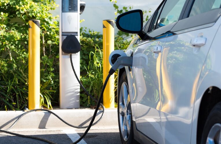 Kentucky recibirá casi $70 millones para desarrollar una red de carga de vehículos eléctricos en todo el estado