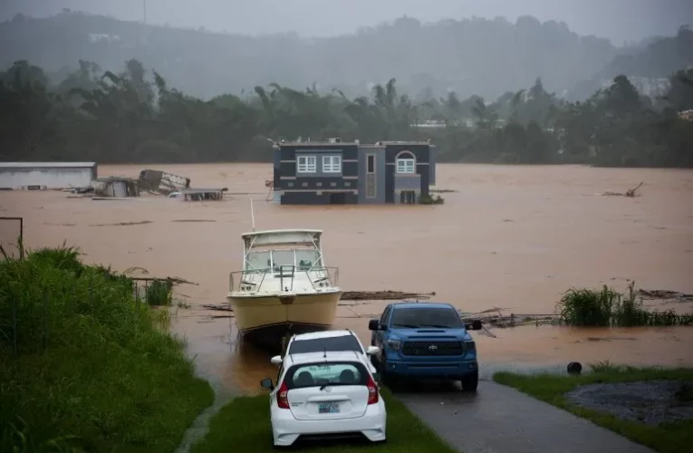Huracán Fiona deja a Puerto Rico a oscuras y con ríos desbordados
