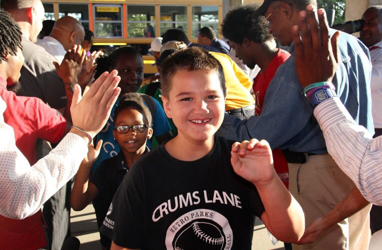 ‘Flash Dads’ sigue sorprendiendo a los estudiantes de primaria de JCPS con saludos épicos