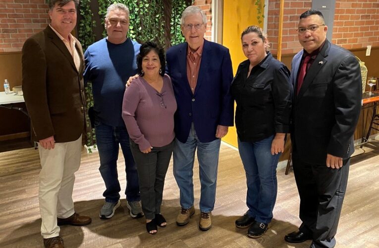 Miembros de la Comunidad Cubana de Kentucky se reúnen con el Senador Mitch McConnell