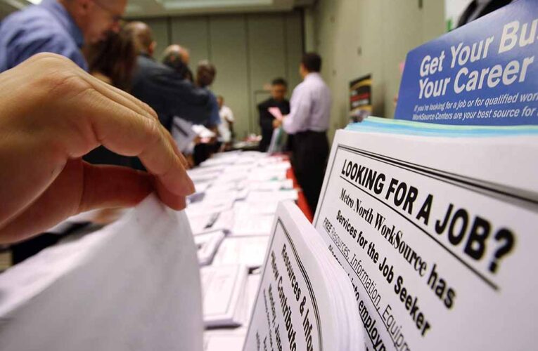 Las ofertas de trabajo en EE. UU. se hunden a medida que la economía se desacelera, el costo de los préstamos aumenta