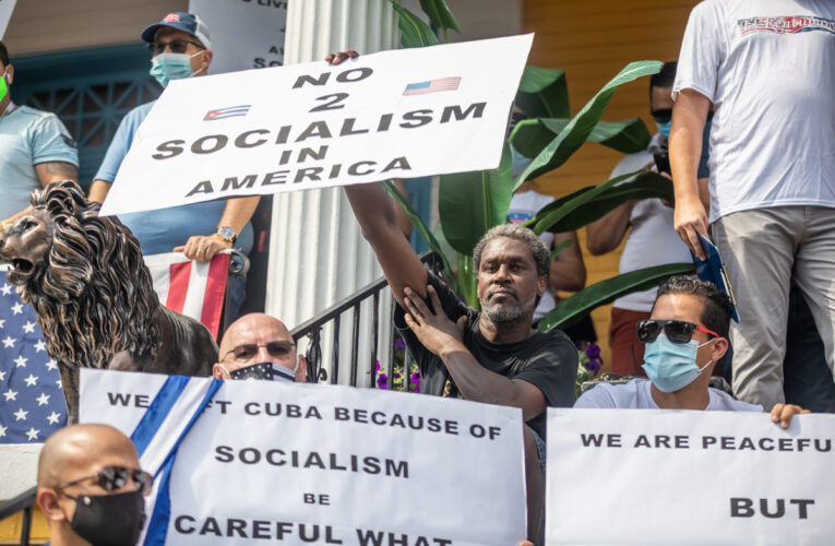 Hispanos en EEUU rechazan mayoritariamente al socialismo, mientras valoran al capitalismo