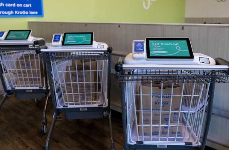 Se está probando una tienda de comestibles del futuro con carritos de alta tecnología