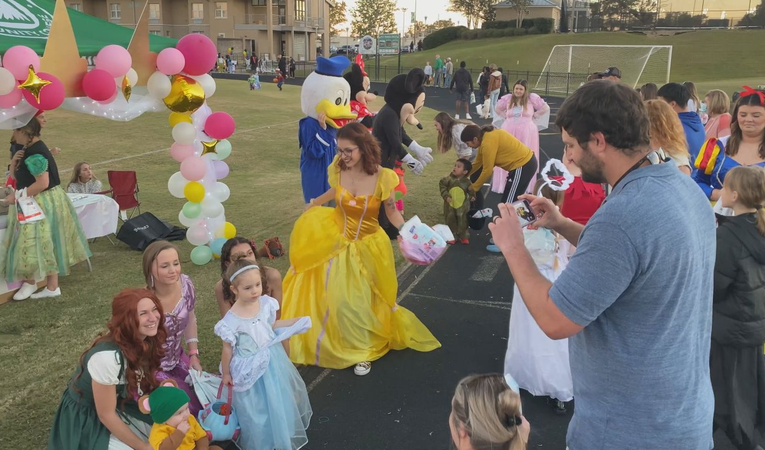 La clase de Norton Elementary sirve café y sonrisas los viernes