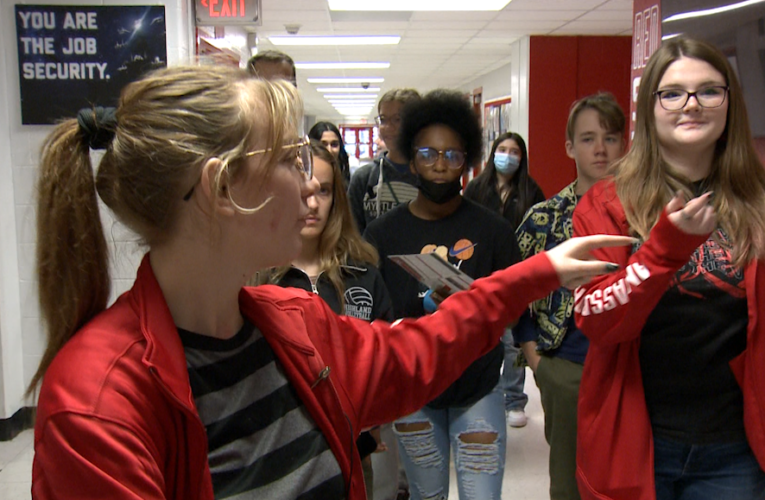 Las escuelas secundarias de JCPS adoptan nuevas tácticas de reclutamiento en respuesta al programa de elección de escuela del distrito