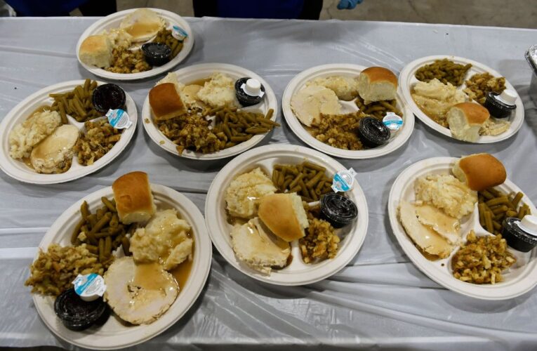 Vine Grove Family sirve a la comunidad el desayuno de Acción de Gracias