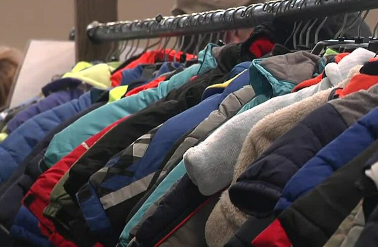 Miles de abrigos usados en buen estado se repartieron como parte del intercambio gratuito de abrigos en Louisville