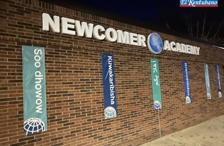 Locales: Familias recién llegadas obtienen información y asistencia de solicitud para escuelas de sus hijos