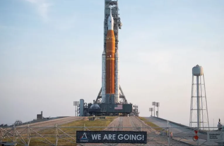 La NASA aplaza lanzamiento de cohete a la Luna por tormenta Nicole