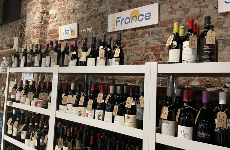 El primer café-bar de vinos de Louisville abre en Shelby Park