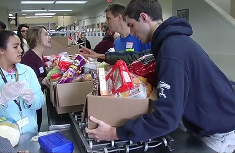 Estudiantes del Sagrado Corazón recolectan miles de juguetes y compran comidas para familias necesitadas