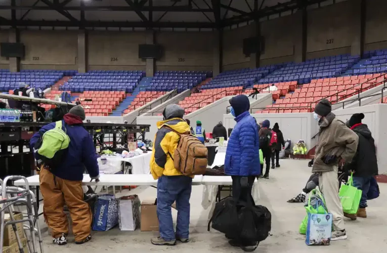 Broadbent Arena permanece abierto 1 día más para aquellos que necesitan refugio de las temperaturas frías