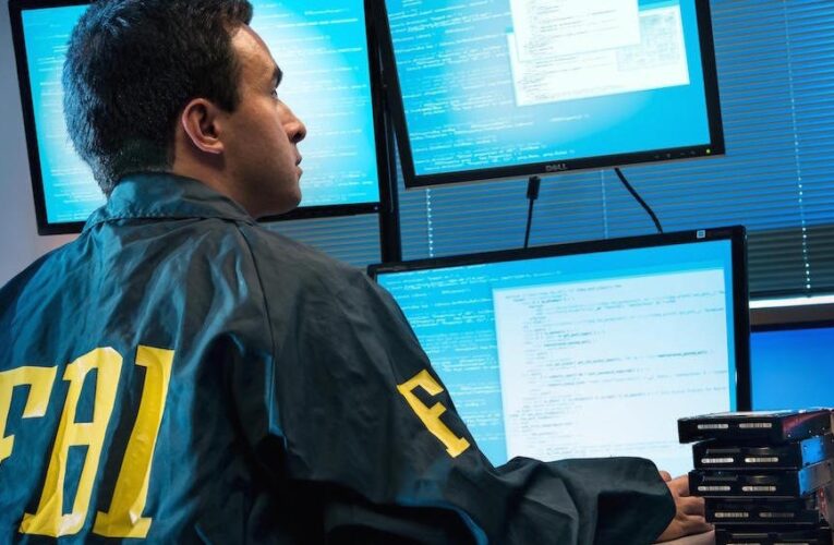 Opinión: ¿Por qué el FBI “busca” en casas demócratas y “registra” las republicanas?