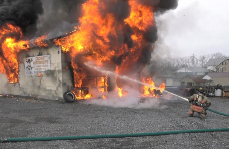 Decenas de bomberos luchan contra el incendio en un taller mecánico en Shively