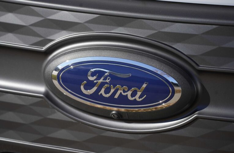 Ford retira casi 383,000 SUV para solucionar el problema de la cámara de reversa