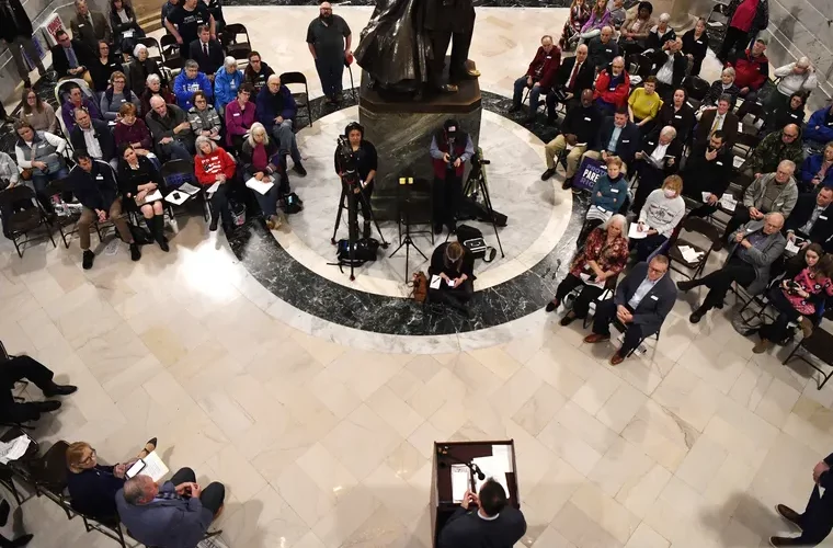 La Corte Suprema de Kentucky permite que la prohibición casi total del aborto continúe por ahora