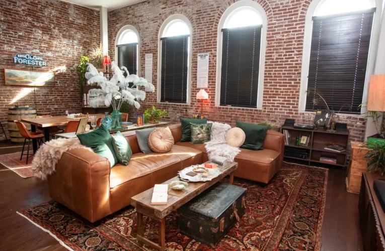 Old Forester inaugurando ‘sleepeasy’ junto a su destilería en Whiskey Row