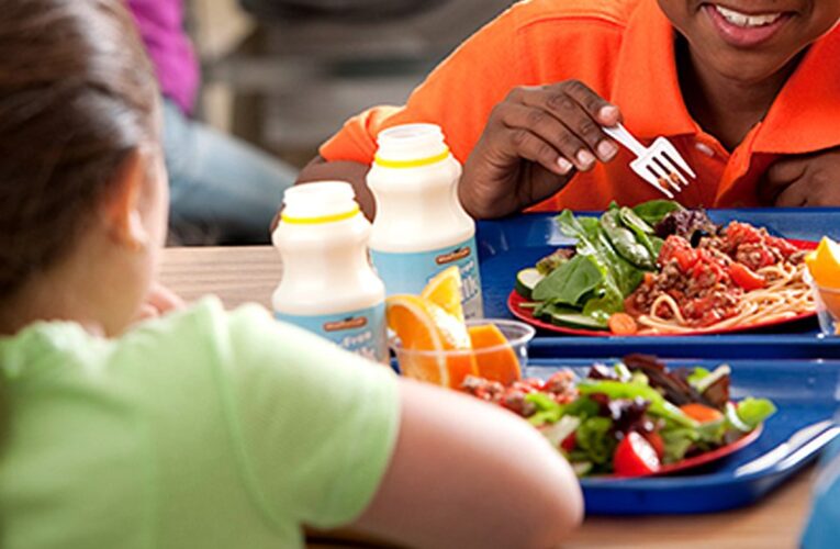 Las nuevas reglas limitarían el azúcar en las comidas escolares por primera vez