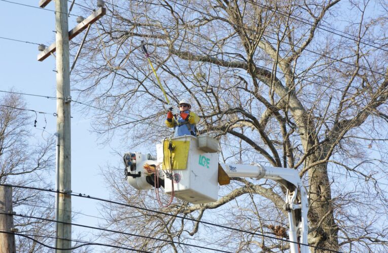 Locales: Temperaturas más frías llegan a Louisville mientras miles permanecen sin electricidad