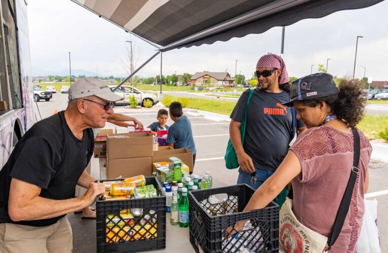 Despensa móvil Dare to Care que ofrece productos frescos y alimentos para los afectados por las tormentas
