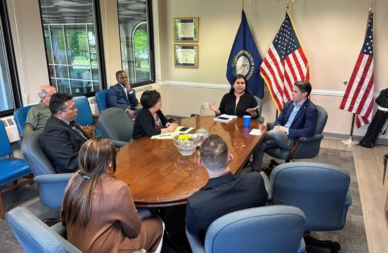 Miembros de la comunidad cubana de Kentucky se reúnen con el Congresista Morgan McGarvey