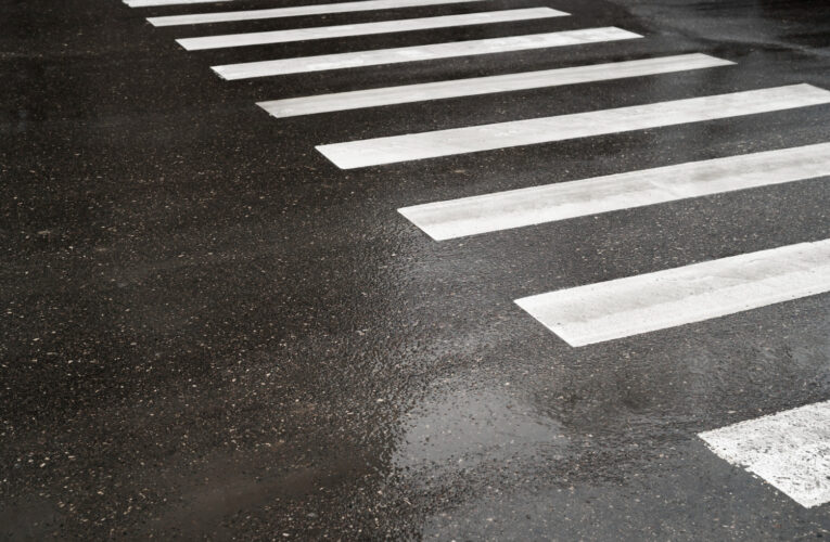 Cruces peatonales adornados con arte colorido en el centro de Louisville