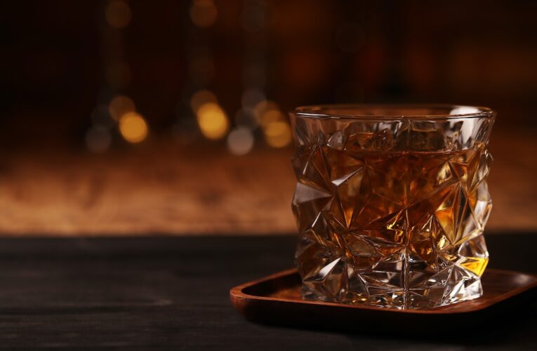 Rifa de bourbon Making Spirits Bright: gane un bourbon raro mientras apoya una causa digna