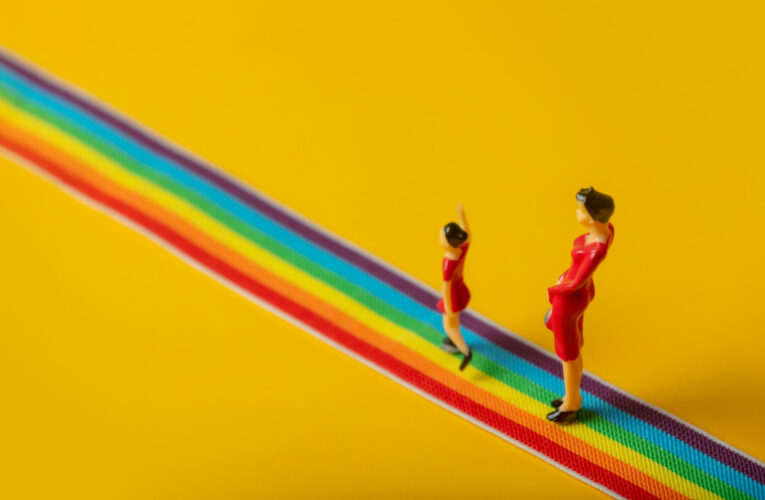 Jueces de Tennessee y Kentucky bloquean las leyes estatales que prohíben los tratamientos médicos trans en menores