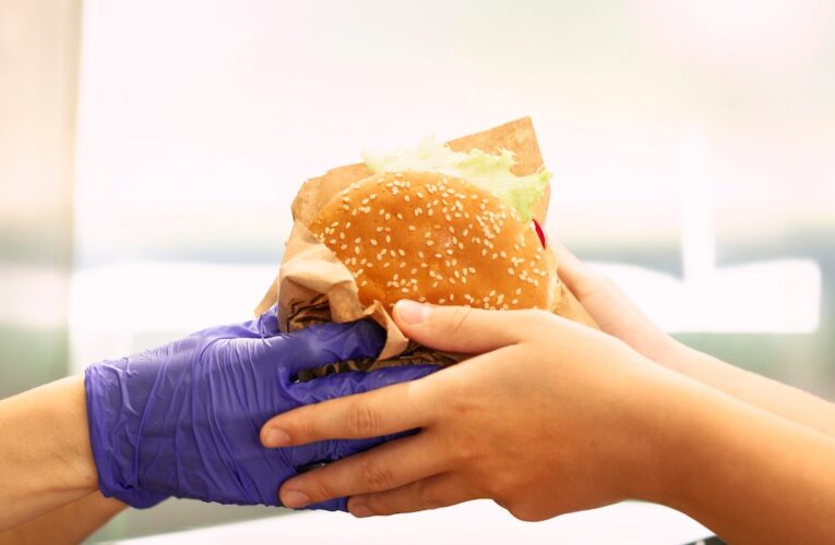 El servicio de comidas de verano de JCPS ahora está en marcha y proporciona comidas gratis para niños en Louisville