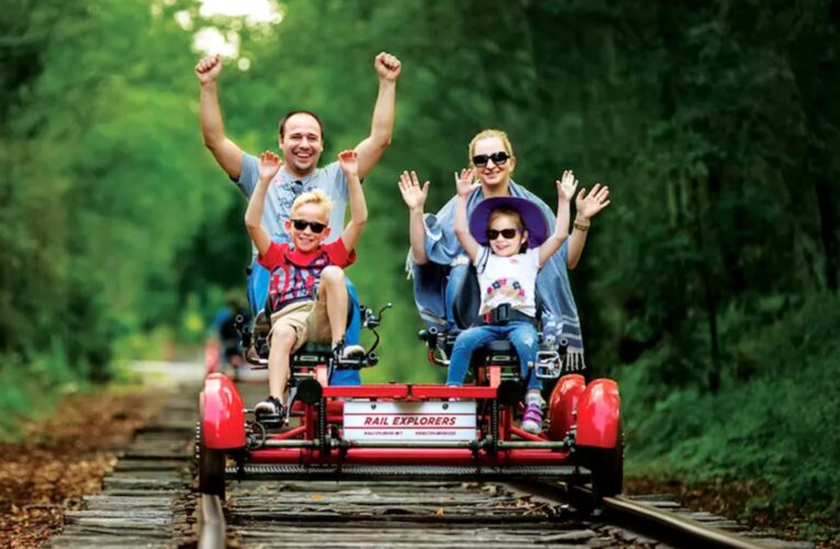 Entretenimiento y turismo: Se ofrecen recorridos turísticos en bicicletas de ferrocarril