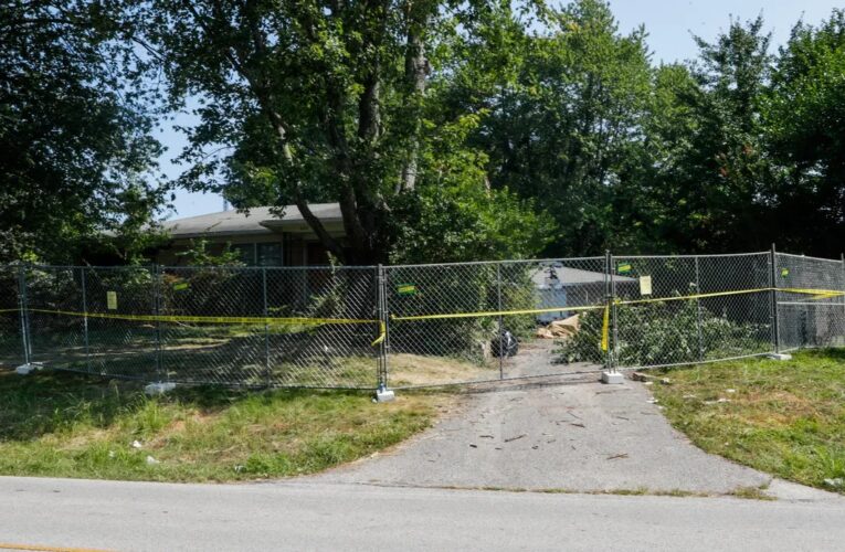 Investigación sobre explosivos encontrados en el vecindario de Highview. Deciden quemar la casa.