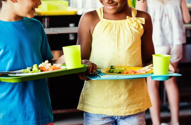 Todos los estudiantes de JCPS ahora son elegibles para recibir desayuno y almuerzo gratis en la escuela