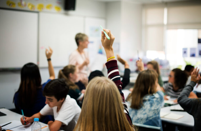 Las escuelas concertadas reciben mucho menos dinero que las públicas tradicionales. Pero lo hacen mejor