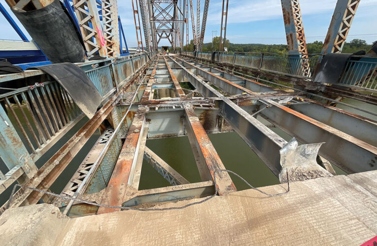 Demolido viejo puente sobre el río Cumberland