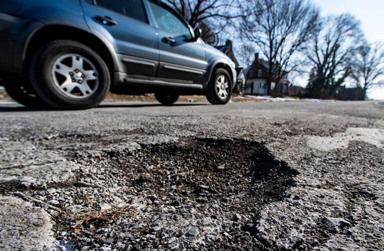Los conductores de Louisville con vehículos dañados por baches pueden presentar reclamos de reembolso