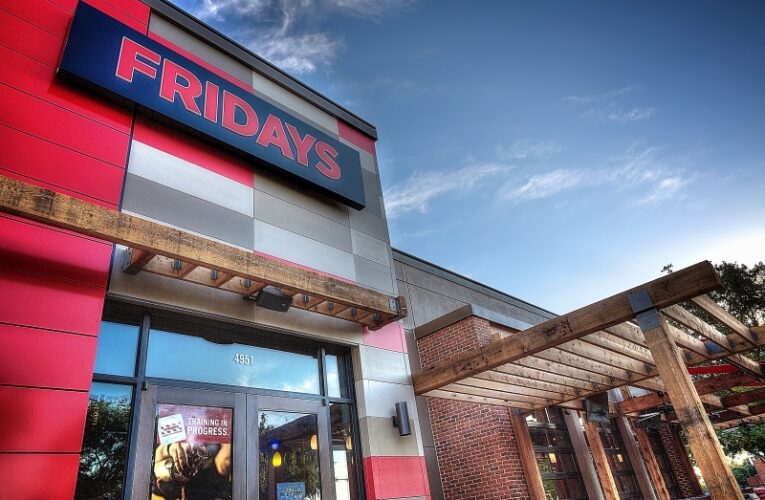 TGI Friday’s cierra abruptamente decenas de restaurantes